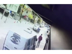 Etiler’de motosikletin minibüsün altına girdiği kaza kamerada