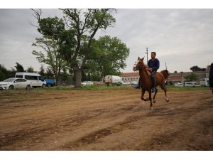 Kakava Şenlikleri kapsamında at yarışları düzenlendi