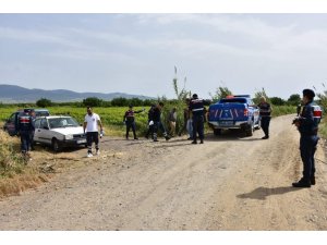Manisa’da otomobilde erkek cesedi bulundu
