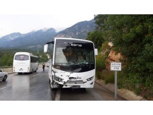 Antalya’da halk midibüsü ile turistleri taşıyan tur otobüsü çarpıştı: 5 yaralı