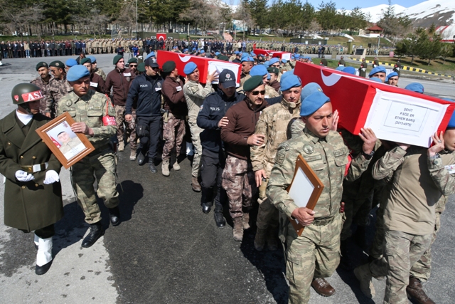 Hakkari'de şehit askerler için tören