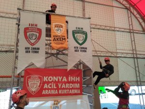 Modelli öğrenciler acil tırmanışı öğrendiler