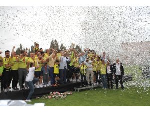 Menemenspor şampiyonluk kupasını coşkuyla kutladı
