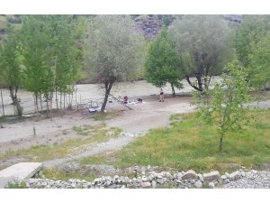 Suya kapılan 2 çocuğundan birini kurtarabildi