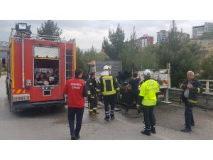 Seyir halindeki kamyonetin kasası alev aldı