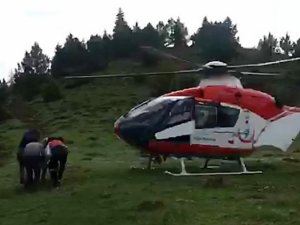 Mantardan zehirlendi ambulans helikopterle hastaneye kaldırıldı