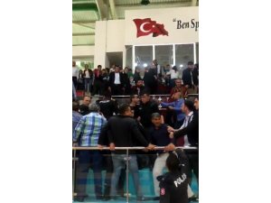 Halk oyunları gösterisinde taraftarlar arasında kavga
