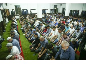HUZUR VE BEREKET AYI RAMAZAN - Azerbaycan'da ilk teravih namazı kılındı