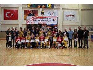 Basketbol Yıldızlar Türkiye Şampiyonları kupalarını aldı