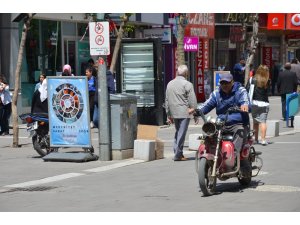 Uşak’ta trafiğe kapalı caddede motor sürücüleri cirit atıyor