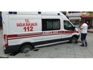 Olaya giden ambulans zemine saplandı