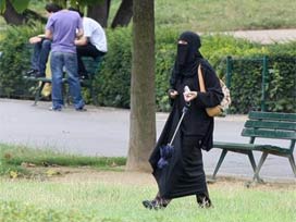 Fransa; çarşaf yasağını konuşuyor