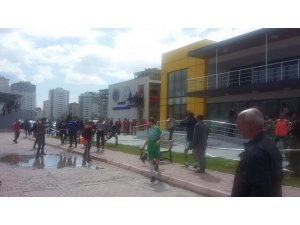 Şampiyonluk mücadelesi veren iki takımın maçının bitiminde kavga çıktı
