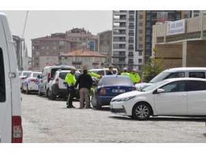 Şehit polis memurunun arkadaşları hastaneye akın etti.
