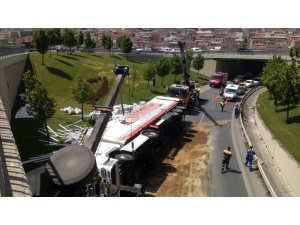 Otogar Bağlantı yolunda tır devrildi: 1 yaralı