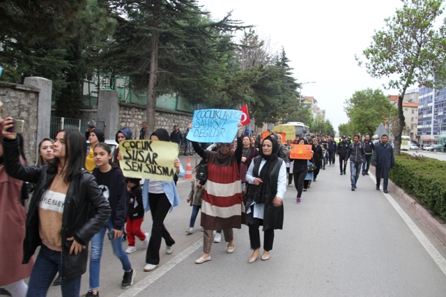 Çocuk istismarını protesto ettiler