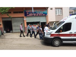 Çocuklarının gözü önünde karısını baltayla öldürdü