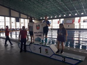 Malatyalı yüzücüler Elazığ’dan mutlu döndü