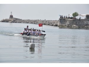 İstanbul’dan aldıkları Türk Bayrağı’nı Zonguldak’a getirdiler.