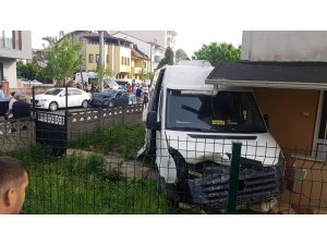 Öğrenci servisi ile otomobil çarpıştı: 2 yaralı