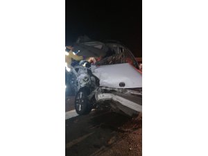 Hafif ticari araç tıra çarptı: 1 ölü, 2 yaralı