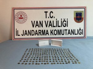 Van’da 220 adet altın sikke ele geçirildi