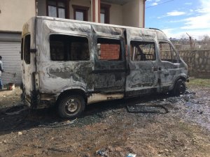 Minibüsün içinde oyun oynayan çocuklar yangın çıkardı