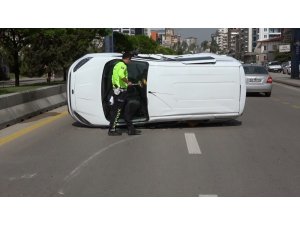 Panelvan araç hafif ticari araca çarptı: 2 yaralı