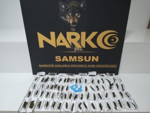 Satışa hazır hazır paketler esrar ve kokainle yakalandılar
