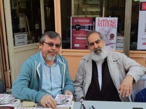 Akten yeni kitabını imzaladı