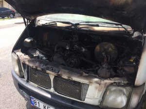 Minibüsün motoru bir anda yandı