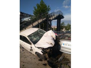 Kontrolden çıkan otomobil, park halindeki araçlara çarparak durabildi: 2 yaralı