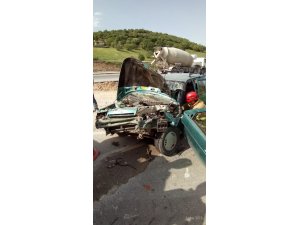 Traktör ile binek araç kaza yaptı: 2 yaralı