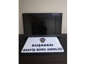 Kuşadası’nda aranan hırsızlık şüphelisi ile bir dolandırıcılık zanlısı yakalandı
