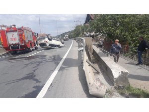 Bariyerlere çarpan cip takla attı: 2 yaralı