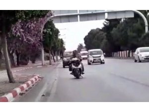 İşlek caddede hurda motosikletle tehlikeli yolculuk