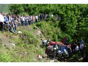Kontrolden çıkan otomobil menfeze uçtu: 2 yaralı