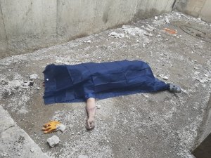 Yüksekten düşen inşaat işçisi öldü