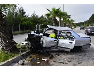 Kontrolden çıkan otomobil refüjdeki ağaca çarptı: 4 yaralı