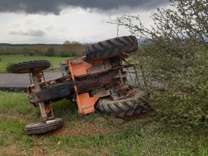 Devrilen traktörün altında kalan iki kişi yaralandı