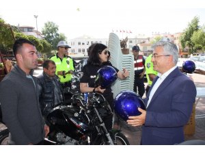 Karayolu Trafik Haftasında motosiklet sürücülerine kask dağıtıldı