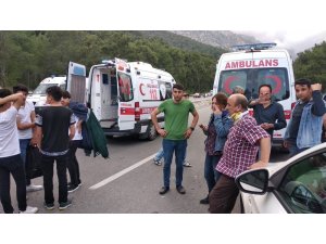 Personel servisi ile tüp yüklü minibüs çarpıştı: 1 ölü, 15 yaralı