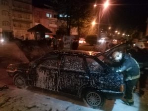 Seyir halindeki otomobil alev aldı