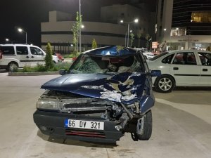 Kaza yapan otomobille hastaneye gittiler