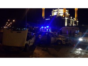 İki otomobil kafa kafaya çarpıştı: 3 yaralı