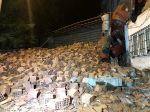 Freni boşalan tuğla yüklü kamyon evin duvarına girdi