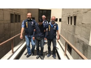 Sahte kimlikle işe girip müşterilerin kartlarını kopyaladı
