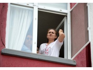 Ablasının intihar ettiği balkondan 12 yıl sonra atladı