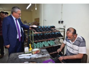 Vali Deniz, ayakkabıcı esnafının sorunlarını dinledi