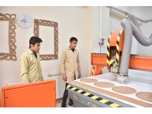 Atıklar oyuncak oluyor hem öğrenciler hem okul kazanıyor